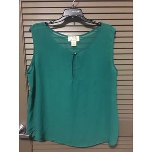 Keyhole blouse with gold button